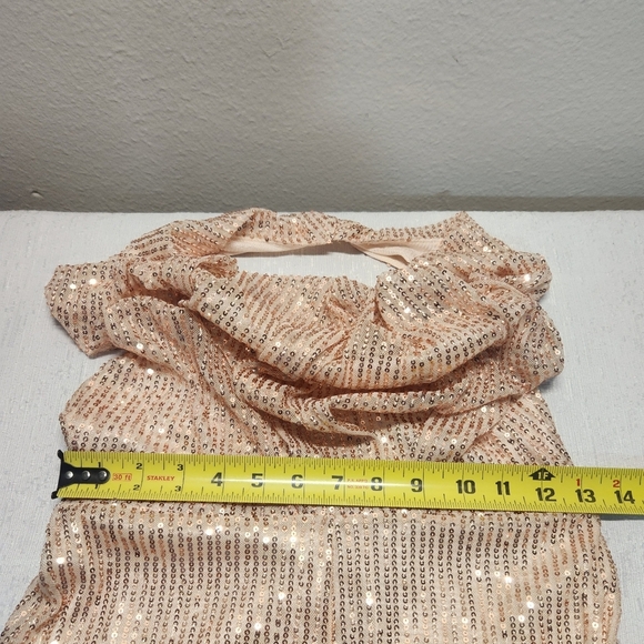 NWT TRENDY & UNIQUE SIZE M. JUMSUIT IN GOLD . - Picture 9 of 12